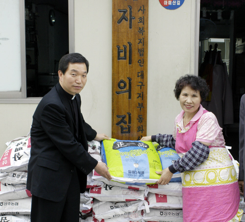 대구가톨릭대 축하 화환 대신 받은 쌀 부처님 오신 날 ..