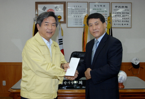 경산공인중개사회 장학금 기탁! 회원들이 모은 50만원 ..