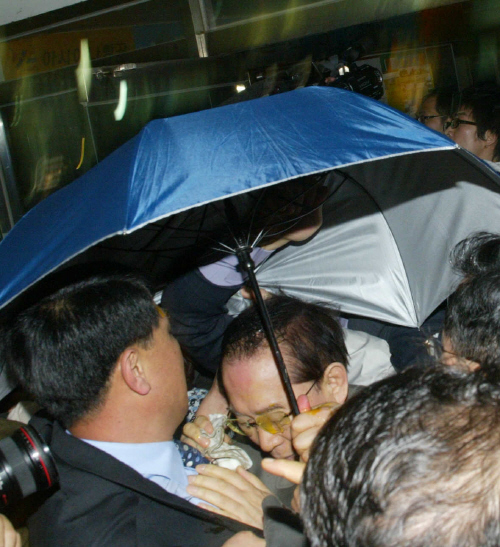 이회창, ‘계란 봉변’ 당해 서문시장 방문 중, 1명 ..