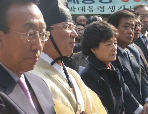 박근혜 전 대표의 ‘조용한 행보’  박정희 전 대통령 ..