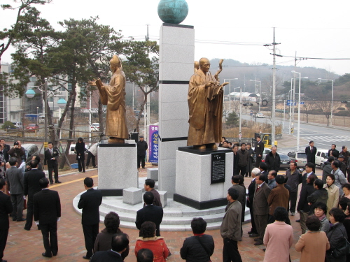 경산시립박물관 삼성현 동상 제막  작품명 ‘세계로, 미..