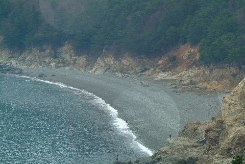 [가볼만한곳] '여차몽돌해변'흑진주빛 몽돌밭과 바다가 ..