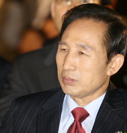 추락하는 지지도 '날개가 없다' 이명박 대통령 국정수행..