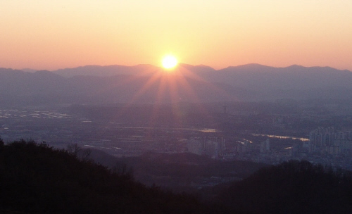 기축년 새해 일출 행사 열려  경산시 하양 무학산에서 ..