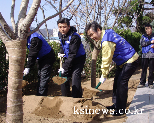 식목일 나무심기 행사무궁화 기념식수 및 소나무 1500..