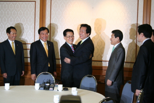 여야 원내대표 취임 후 첫 회동! 화합모드 속 본격적인..