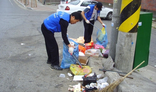진량읍, 공무원 환경미화원 체험~ 관내 청소행정의 문제..