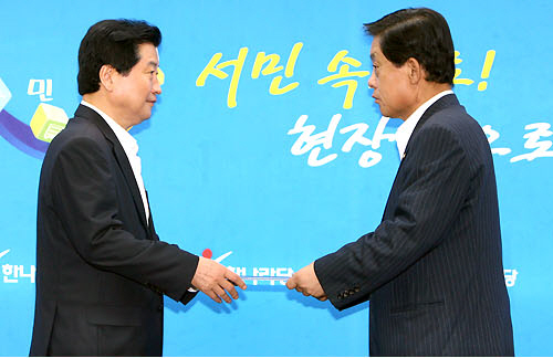 한나라당 신임 당직자 임명장 수여김태환 홍보기획본부장,..