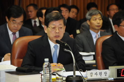 국무총리에 김황식 감사원장 내정! 시력에 의한 병역 면..