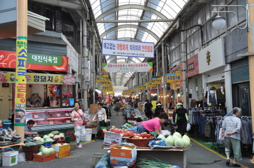 한산한 전통시장, '추석 맞나?' 채소,과일 값 폭등에..