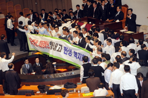 국회 예산, 한나라당 단독으로 통과 예산 규모 총 30..