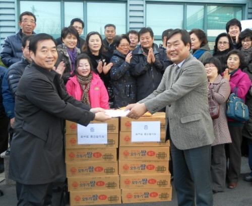 동부동 통장협의회, ‘이웃사랑 실천’ 쌀 26포와 성금..