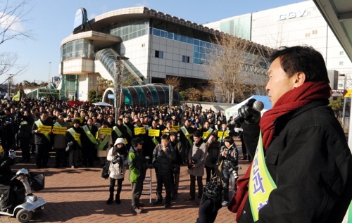 “형님 퇴진시키고 공공성 회복하라!” 민주당, 천막농성..