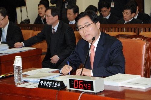 “조상들까지 들먹이며 장관 해야하나?” 최중경 후보자,..