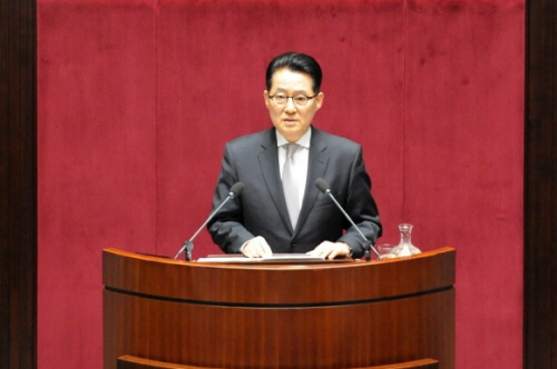 “형님! 이제 정계를 은퇴해 주십시오!” 박지원 원내대..
