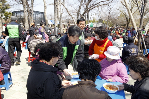 “‘사랑의 밥차’ 왔습니다.”영남대 글로컬봉사단, 휴일..
