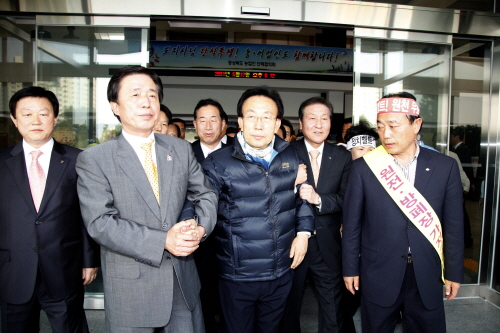 김관용 지사, 단식 닷새만에 병원행  김범일 대구시장 ..