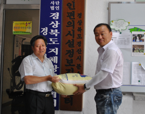 경산로타리 박병호 회장 ‘사랑의 쌀’ 경산지체장애인회에..