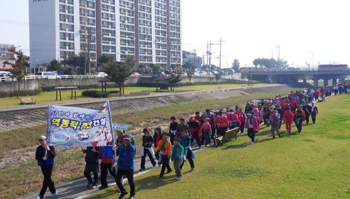 “올바른 걷기자세는 이렇게 합니다” 보건소, 남천변서 ..
