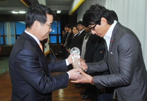 우주IND·동진산업 경산시 수출탑 수상! 동진케미칼·황..