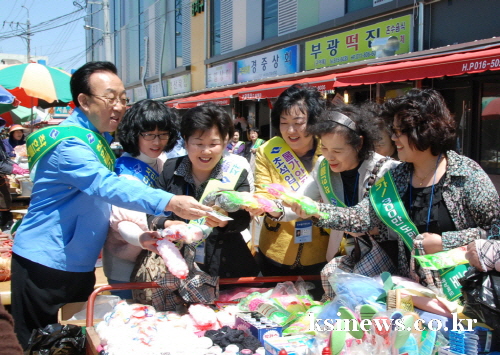 김관용 지사, 경산에서 ‘물가점검’ 물가지킴이들과 전통..