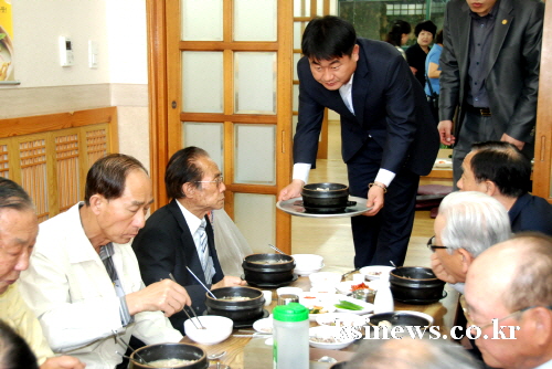 경산청년연합회 ‘경로효친’ 실천 어버이날 맞아 어르신 ..