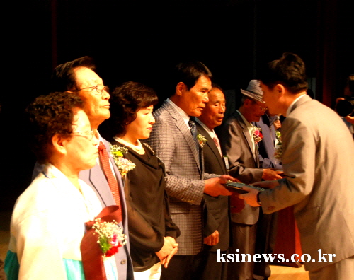 경산시, 제40회 어버이날 기념식 장한어버이·효행자 표..