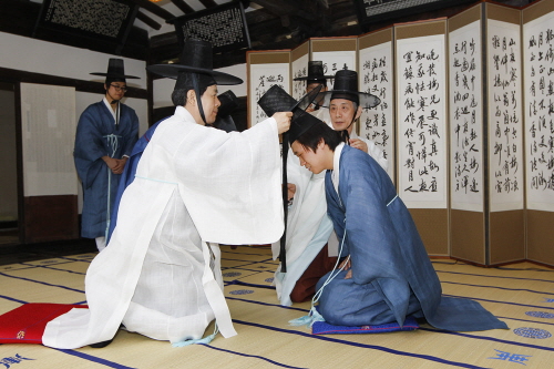 “갓 쓰고, 비녀 꽂고…”  영남대, 개교 65주년 기..