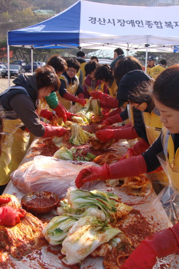‘김치 나누기, 행복 담그기!’ 장애인복지관 저소득 장..