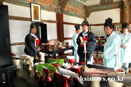 경산향교, 춘계 석전대제 봉행  유림, 시민 100여명..