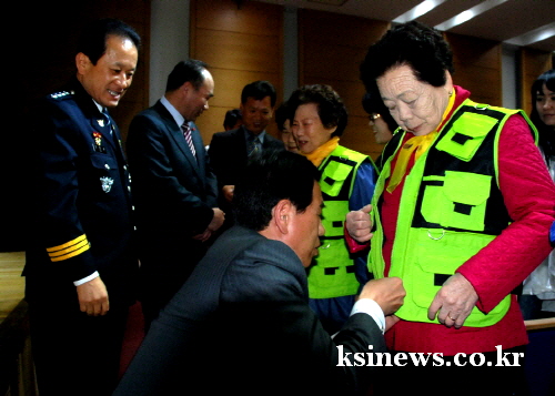 경산시, 관내 어르신에 야광조끼 지원 운전자 시야 확보..