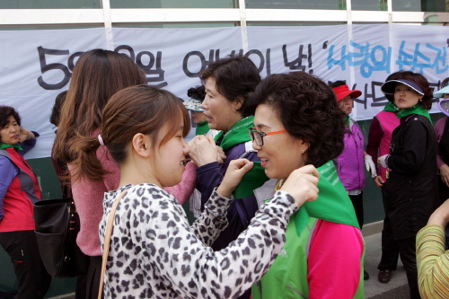환경미화원에 전하는 특별한 ‘손수건’ 대구대 총학, 어..