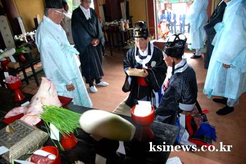 자인향교 추계 석전대제 봉행 최영조 시장 초헌관 맡아 ..