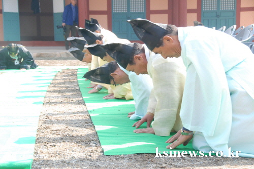경산·자인향교 춘계 석전대제 봉행 유림, 시민 참여해 ..