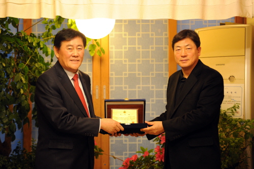 대구가톨릭대, 최경환 의원에 감사패 대구도시철도 1호선..