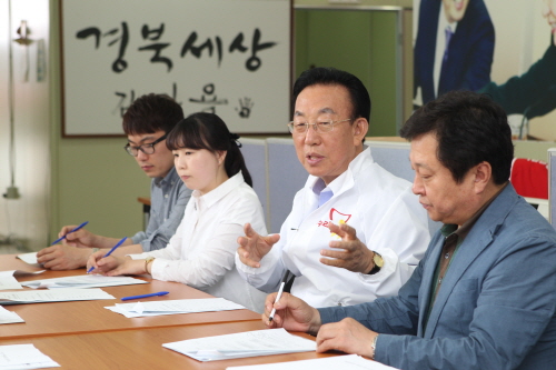 ‘할매·할배의 날’, ‘노란울타리’ ?!? 김관용 후보..