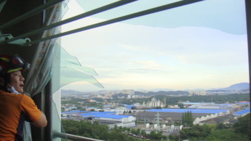 돌풍으로 아파트 36세대 유리창 파손 진량 상가 입간판..