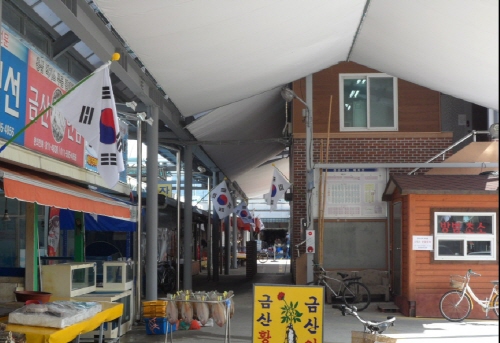 경산공설시장에 ‘나부끼는 태극기’ 200여 점포에 태극..