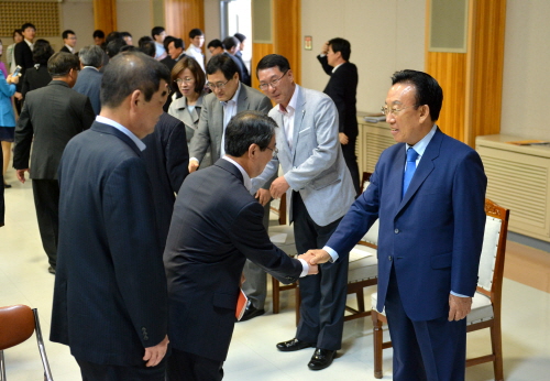 “연휴 도민들 불편하지 않도록 하라~!” 김관용 지사,..