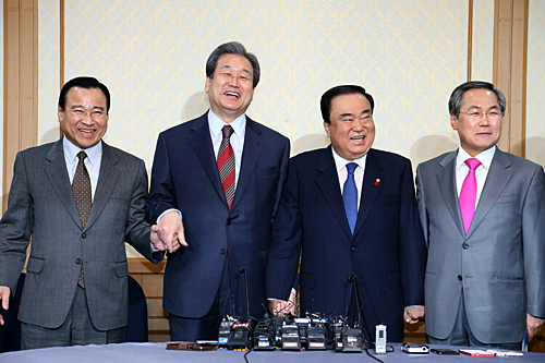 공무원연금·자원외교 특위 구성키로 비선실세 논란으로 향..