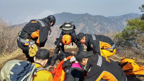 실족 등산객·교통사고자 안전히 구조 소방대원들의 신속한..