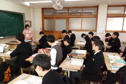 기모노 입은 선생님 올해도 어김없이~ 경산고에 가니에 ..