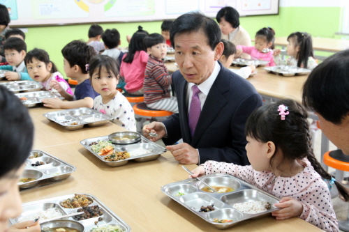 김병찬 교육장, 찾아가는 ‘밥상머리교육’ 일선학교 급식..