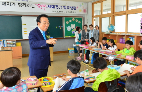 초등학교 미술교사 된 김관용 도지사 구미초 방문해 스승..