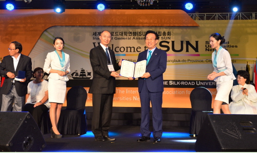 김관용 지사, 실크로드 ‘명예박사학위’ 세계실크로드대학..