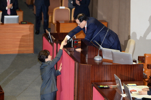 “역사 왜곡 절대로 좌시하지 않을 것” 박 대통령, 시..