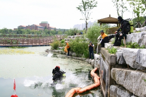 경산시수난구조대, 추락사고 인양 도와 용성 저수지 승용..