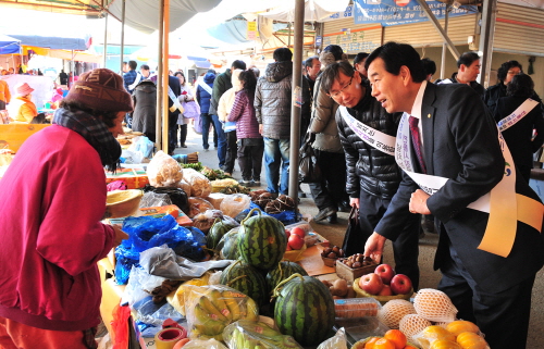 경산시, 명절 앞 ‘전통시장 살리기’  전통시장 장보기..