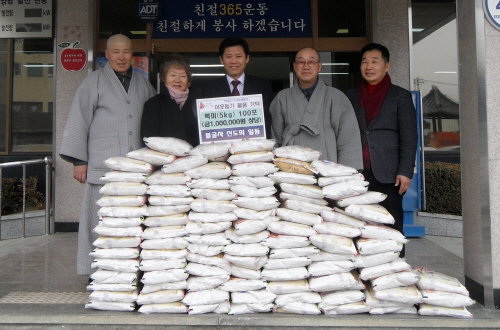 불굴사 주지·신도회 사랑의 쌀 기탁! 신도들 모은 쌀 ..