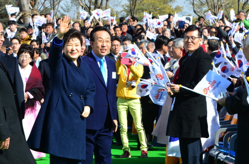 새 천년의 시작! 신도청시대 개막! 도민과 함께 역사적..